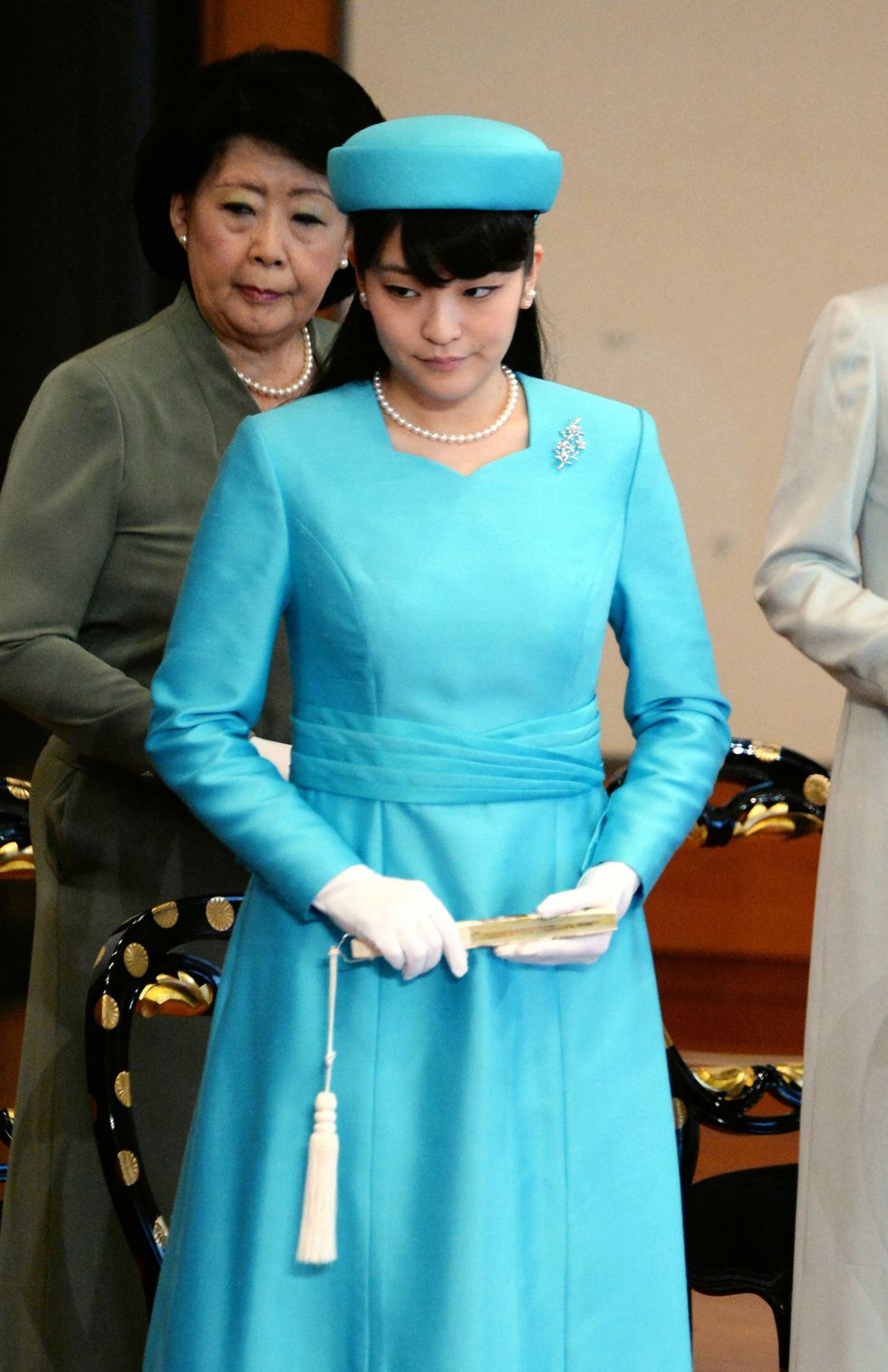 <p>
La nipote dell'Imperatore&nbsp;Akihito e dell'Imperatrice&nbsp;Michiko è stata soprannominata la&nbsp;Duchessa di&nbsp;Cambridge giapponese per il suo gusto nel vestire.L'anno scorso, la principessa venticinquenne ha preso un master&nbsp;in gestione&nbsp;dei musei&nbsp;all'università di&nbsp;Leicester in Inghilterra.<span class="redactor-invisible-space" data-verified="redactor" data-redactor-tag="span" data-redactor-class="redactor-invisible-space"></span></p>