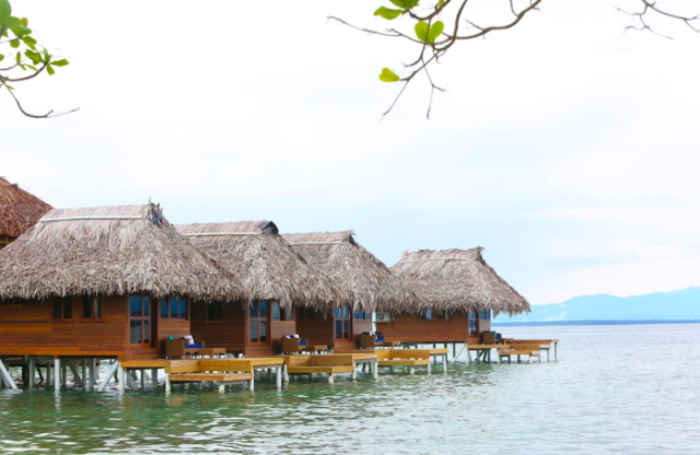 <p>Questo lussuoso ed ecologico Airbnb è giustamente chiamato «Paradiso azzurro». Anche se gli edifici sono stati pensati per il relax, le persone più attive potranno godere di immersioni grazie alla vicina barriera corallina.</p>