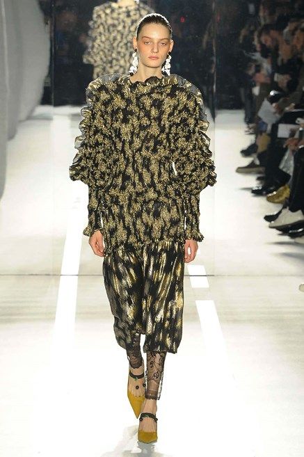 Military camouflage, Camouflage, Shoulder, Joint, Fashion show, Style, Runway, Pattern, Fashion model, Fashion, 
