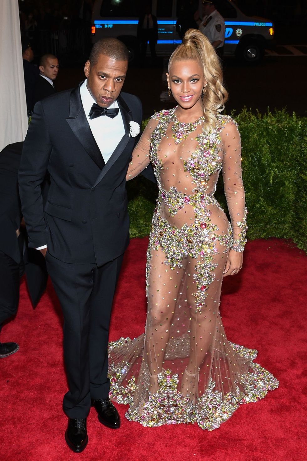 <p>Beyoncé e Jay Z hanno un modo tutto loro di controllare le notizie che li riguardano. Vale per tutto, anche per le <strong data-redactor-tag="strong" data-verified="redactor">nozze</strong>, invisibili a tutti finché non sono comparse delle riprese dei festeggiamenti nel <a href="http://www.redbookmag.com/love-sex/a47374/beyonce-all-night-video/" target="_blank" data-tracking-id="recirc-text-link">video All Night</a> di Queen B.</p>