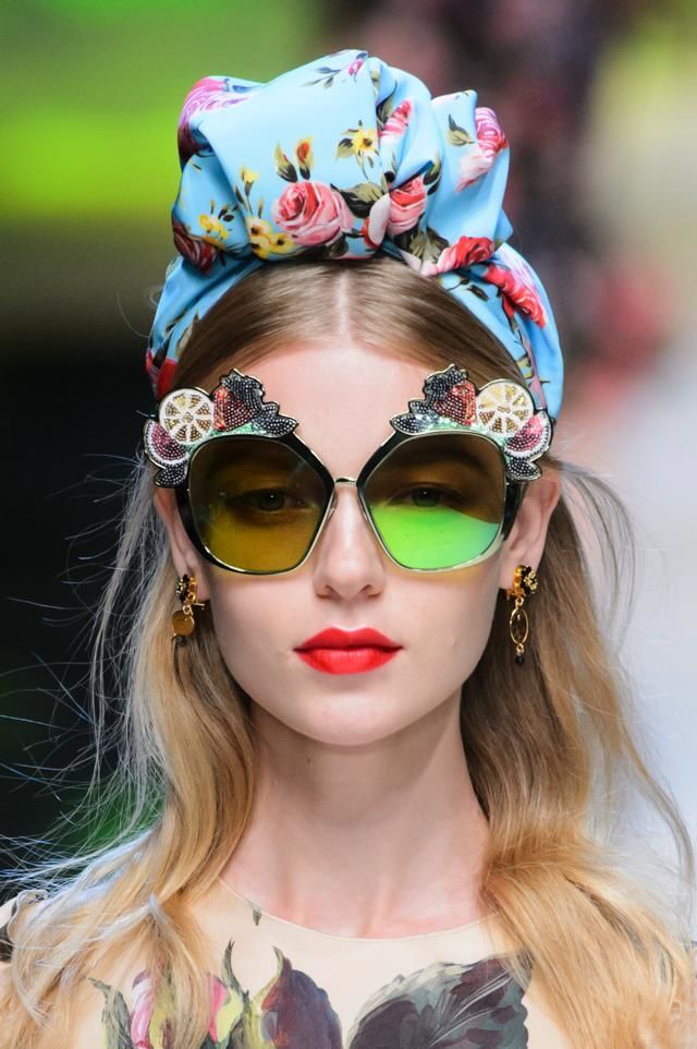 <p>Fantasia a fiori in tandem con gli occhiali sempre da Dolce&amp;Gabbana.</p>