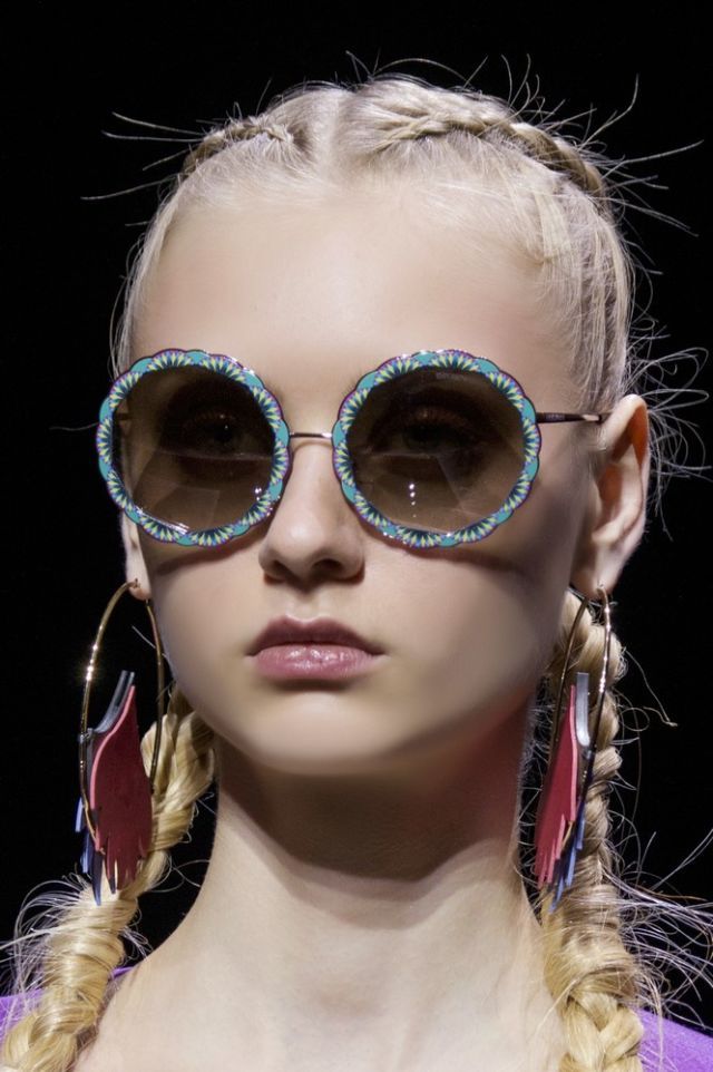 Gli occhiali da sole di moda per il 2017 visti alle sfilate