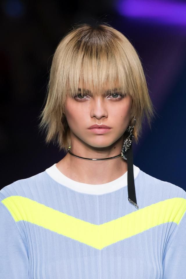 <p>Frangia extra long e una leggera salatura per questo taglio avvistato sulla passerella Primavera Estate 2017 di Versace.</p>