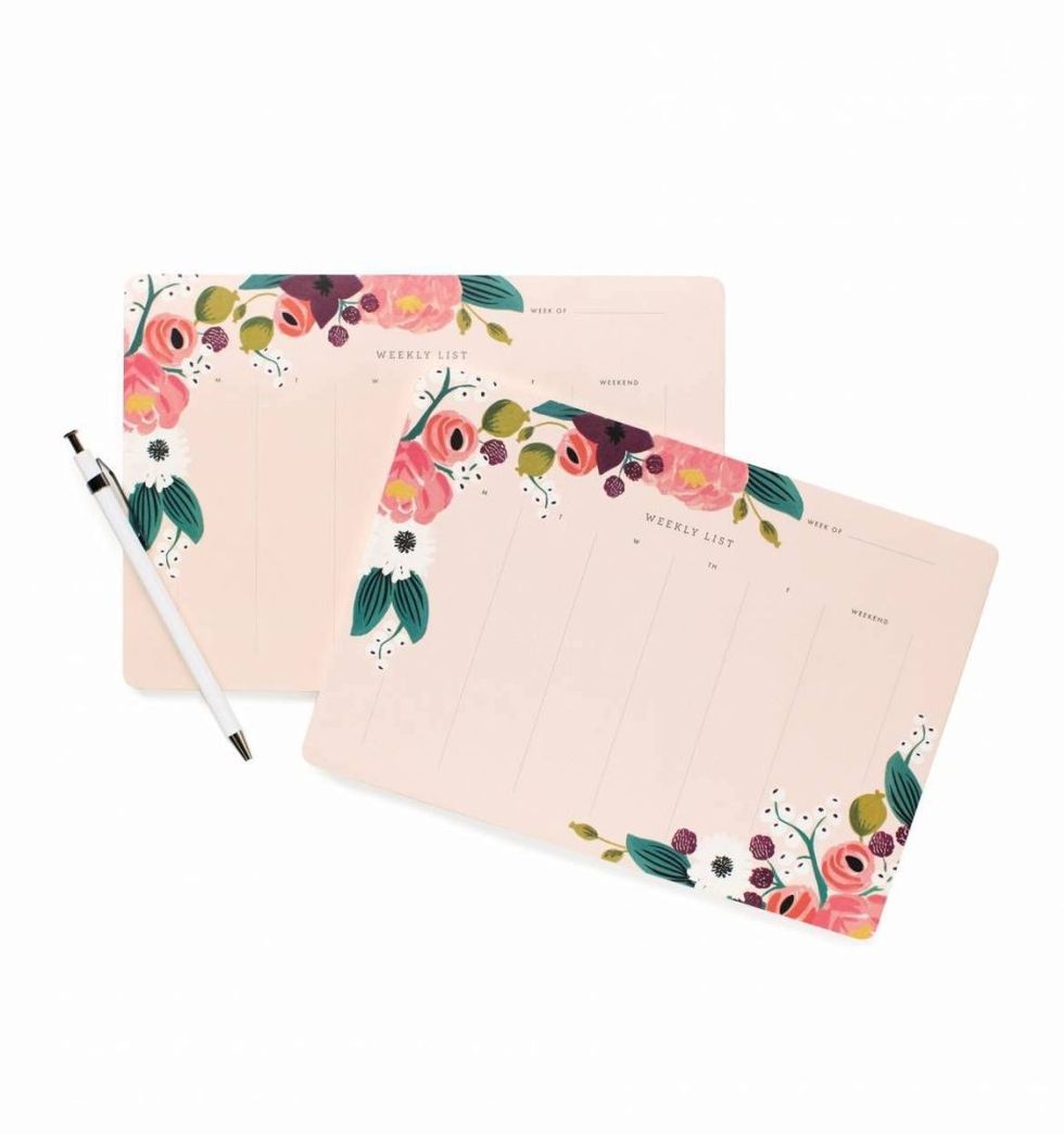 <p>&nbsp;<a href="https://riflepaperco.com/pink-floral-weekly-desk-pad-desk-pad/" target="_blank">Rifle Paper Co.</a> </p>