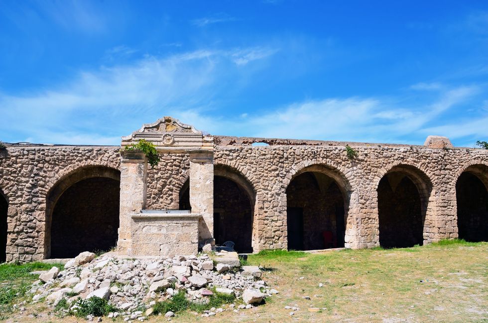 Ruins, Wall, Arch, Historic site, Caravanserai, Ancient history, Architecture, Building, History, Sky, 
