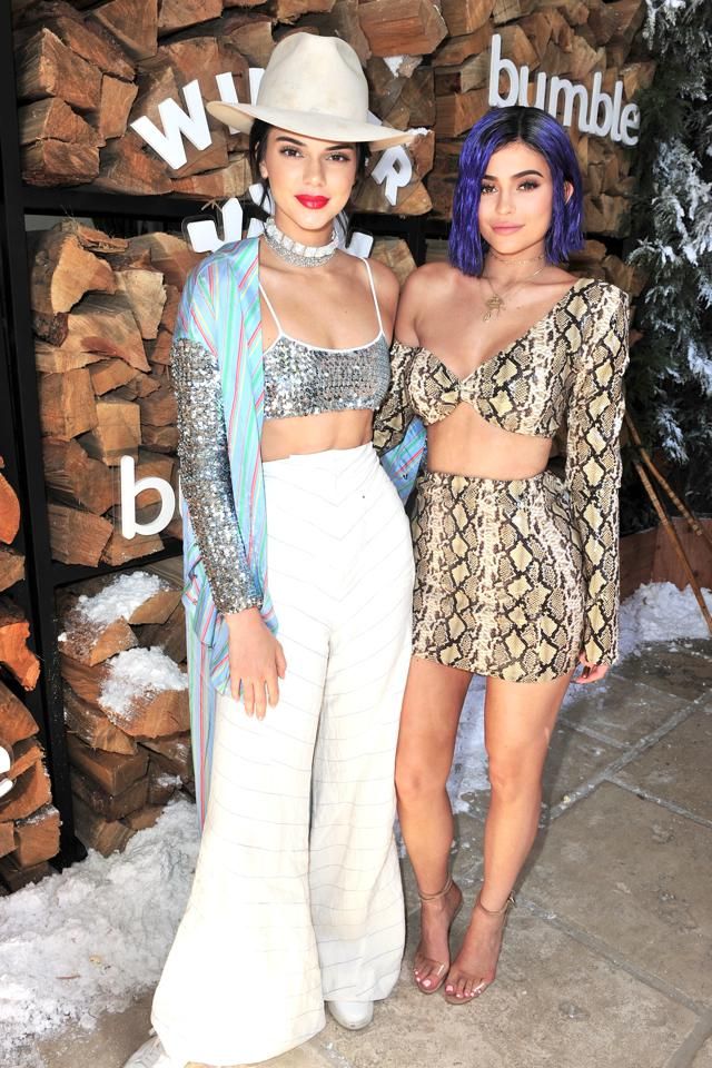 <p>La sorella di Kendall fa la sua comparsa al Coachella con una chioma blu elettrico, accompagnata da uno styling wet.</p>