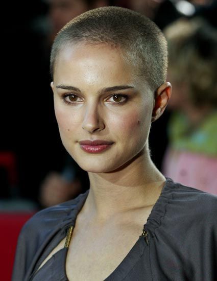 <p>Era il 2006 e l'attrice premio oscar tagliava i capelli a zero per il film V Per Vendetta.</p>