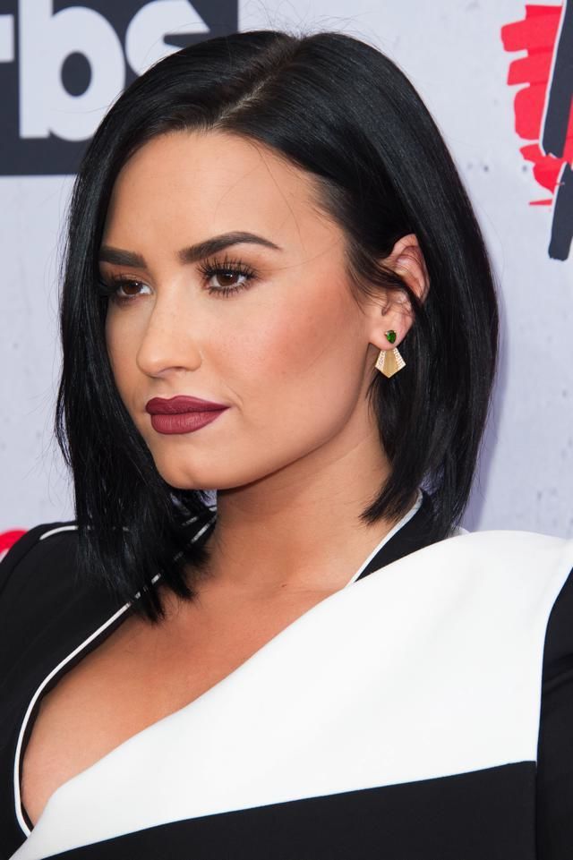 <p>Demi Lovato è la dimostrazione di come un viso venga alleggerito nei contorni con un taglio del genere.</p>
