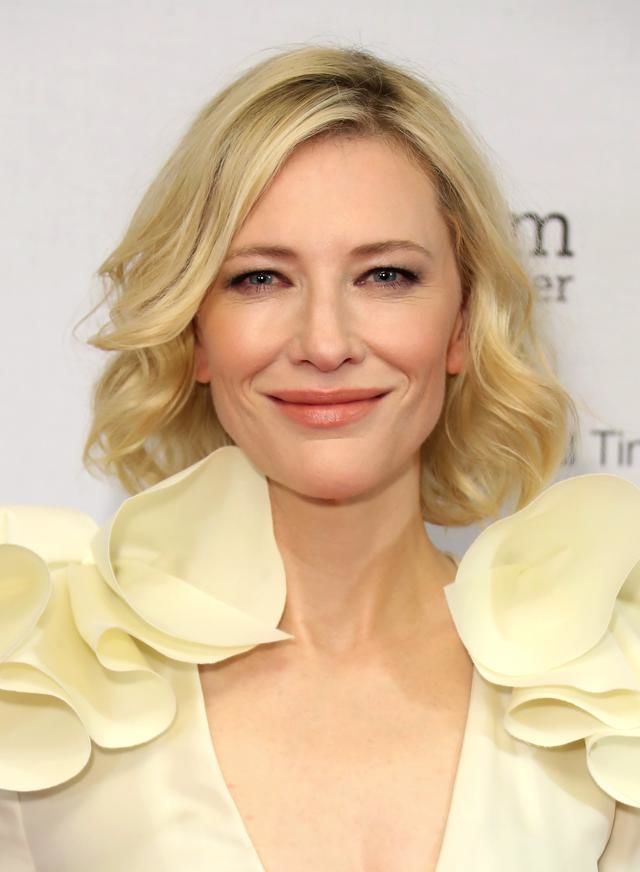 <p>Divina Cate Blanchette, con un carré mosso che lascia scoperto il viso radioso.</p>