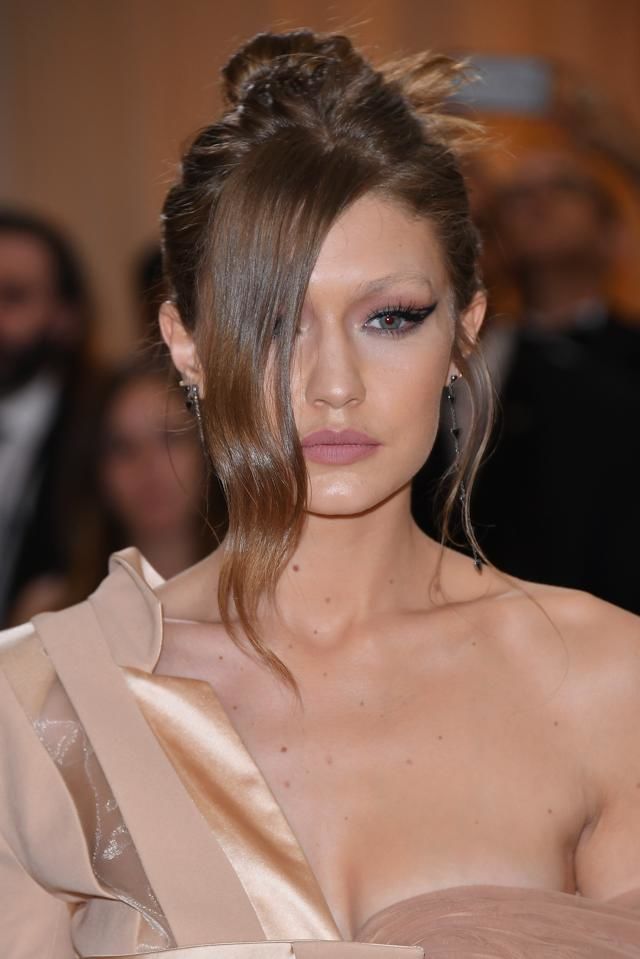 <p>Effetto geisha anche per la super top, che completa il look con un <a href="http://www.elle.it/bellezza-beauty/news/g1257661/tagli-capelli-lunghi-acconciatura-top-knot/" target="_blank" data-tracking-id="recirc-text-link">top knot</a>&nbsp;alto sulla testa.</p>