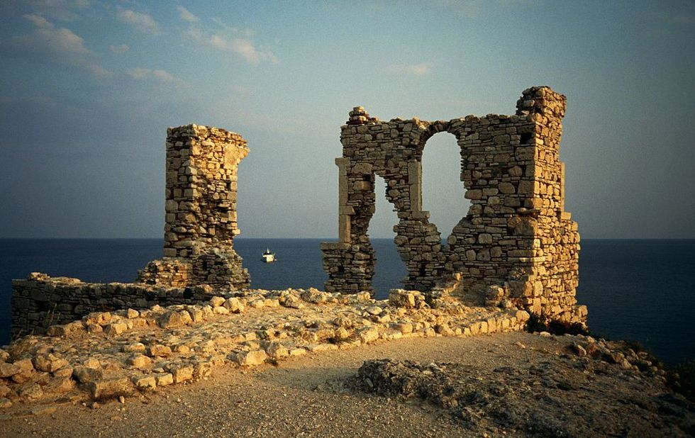Ruins, Rock, Sky, Sea, Arch, Architecture, Historic site, Ancient history, Coast, Horizon, 