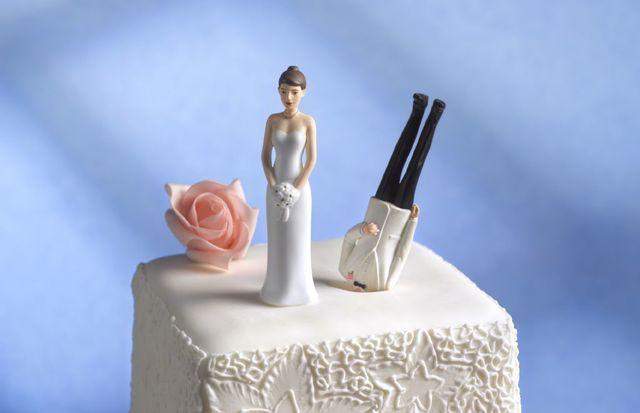 Figurine, Cake, Icing, Cake decorating, Torte, Baked goods, Wedding cake, Pasteles, Ceramic, Dessert, 