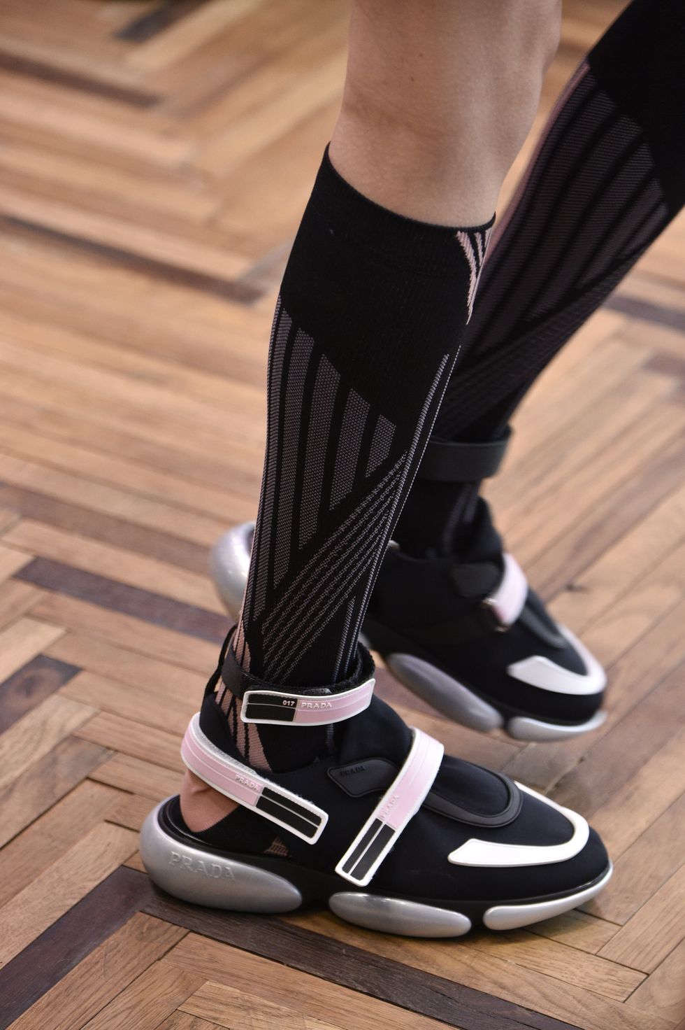 sneakers sling back calzettoni prada resort 2018