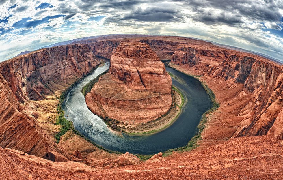 <p>Parlando di canyon, non è possibile non menzionare l'Arizona, che ospita, tra gli altri, il Grand Canyon e l'Antelope Canyon. Da non perdere anche Horseshoe Bend, un incredibile meandro del fiume Colorado a forma di ferro di cavallo: i giochi creati dalla luce che rimbalza dalla superficie dell'acqua al deserto circostante sfidano i viaggiatori a immortalarli con uno scatto panoramico.<span data-redactor-tag="span"></span><br></p>