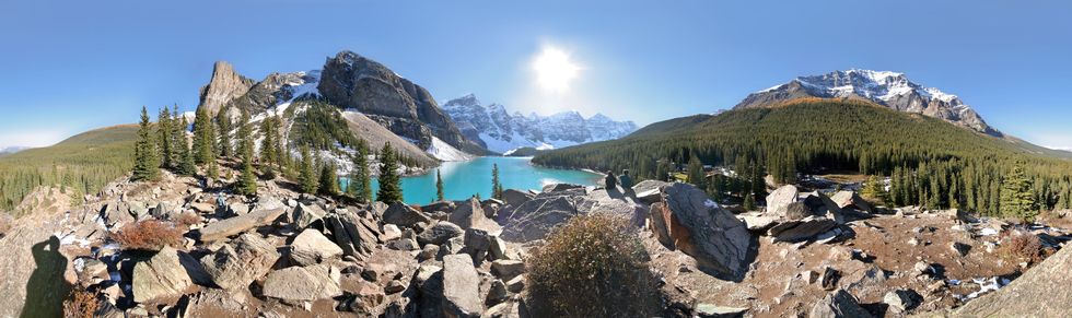 <p>Uno dei punti più scenografici delle Montagne Rocciose canadesi è sicuramente il Moraine Lake, lago glaciale che sorge a oltre 1.880 metri di altitudine, circondato da dieci picchi montuosi. L'escursione garantisce grandi soddisfazioni sia agli amanti del trekking che agli appassionati di fotografia.<br></p>