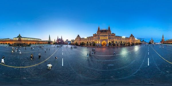 <p>La Piazza Rossa, che separa il Cremlino dallo storico quartiere di Kitaj-gorodè, è uno dei simboli di Mosca e, con una superficie di oltre 74.800 m2, una delle piazze più estese del mondo: qui, da dove partono le strade principali della capitale, si ha davvero la sensazione di essere al centro della Madre Russia.</p>