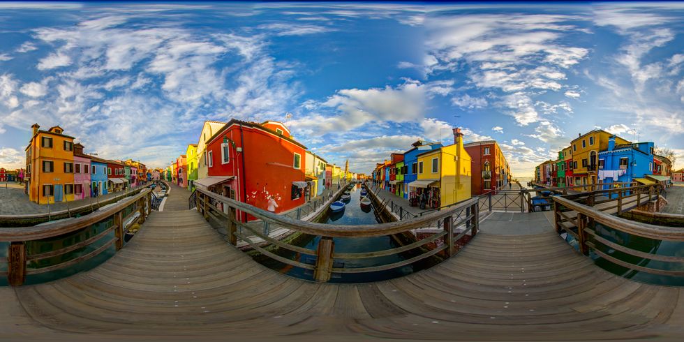 <p>Le coloratissime case di Burano che si affacciano sui canali e sulla laguna veneziana si prestano perfettamente a essere immortalate in vivacissimi scatti a 360 gradi. E certamente anche un po' di shopping a caccia dei pizzi tipici dell'isola contribuirà a rendere la visita ancora più piacevole.<span data-redactor-tag="span"></span><br></p>