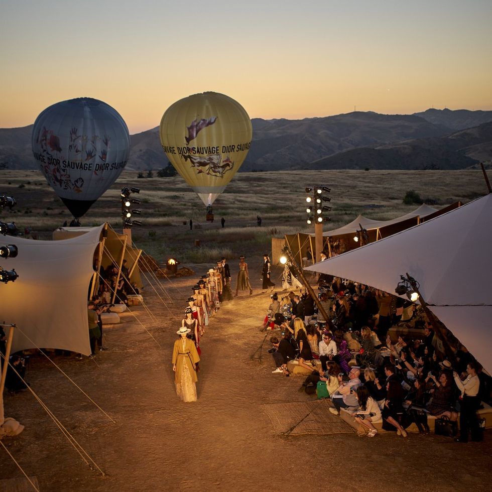 Balloon, Landscape, Hot air ballooning, Aerostat, Morning, Mountain range, Air sports, Fell, Evening, Hot air balloon, 