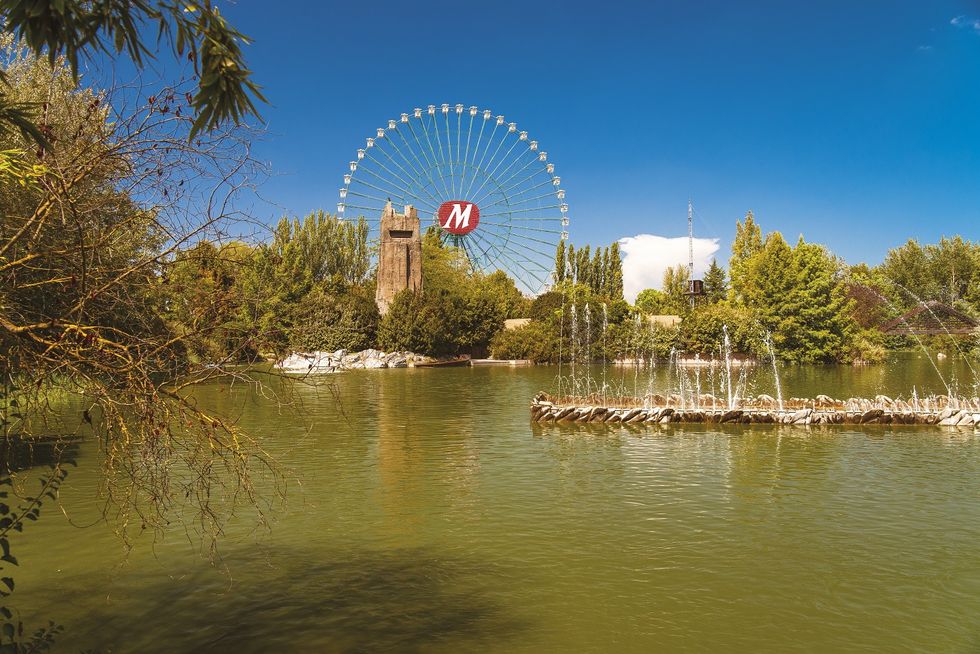 Ferris wheel, Sky, Tourist attraction, Water, Landmark, River, Fun, Tree, Wheel, Recreation, 