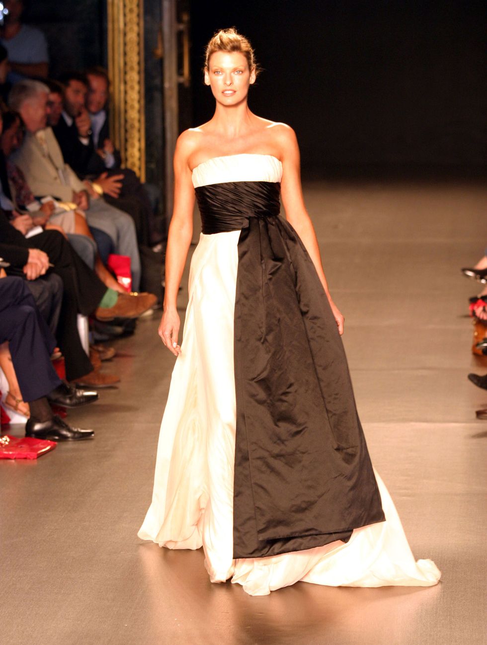 Fashion model, Fashion show, Fashion, Dress, Gown, Clothing, Haute couture, Runway, Shoulder, Event, 