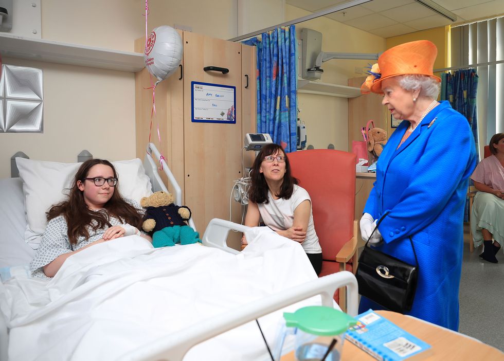 La Regina Elisabetta visita le vittime di Manchester
