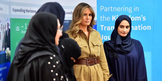 Melania Trump rifiuta il velo in Arabia Saudita