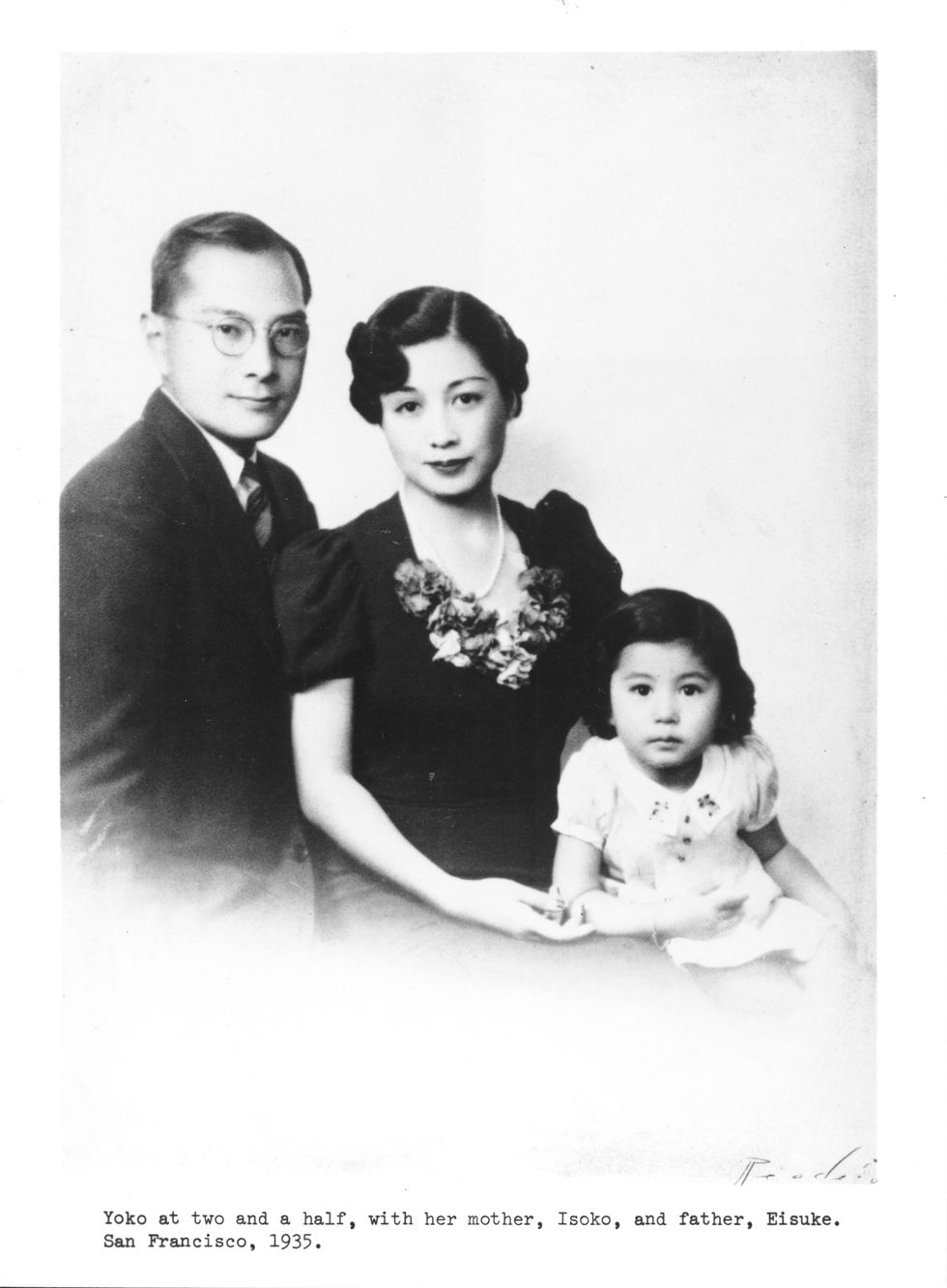 Yoko Ono con la madre Isoko,e il padre Eisuke, in posa per una foto di famiglia nel 1935 quando Yoko aveva solo 2 anni, San Francisco, California.