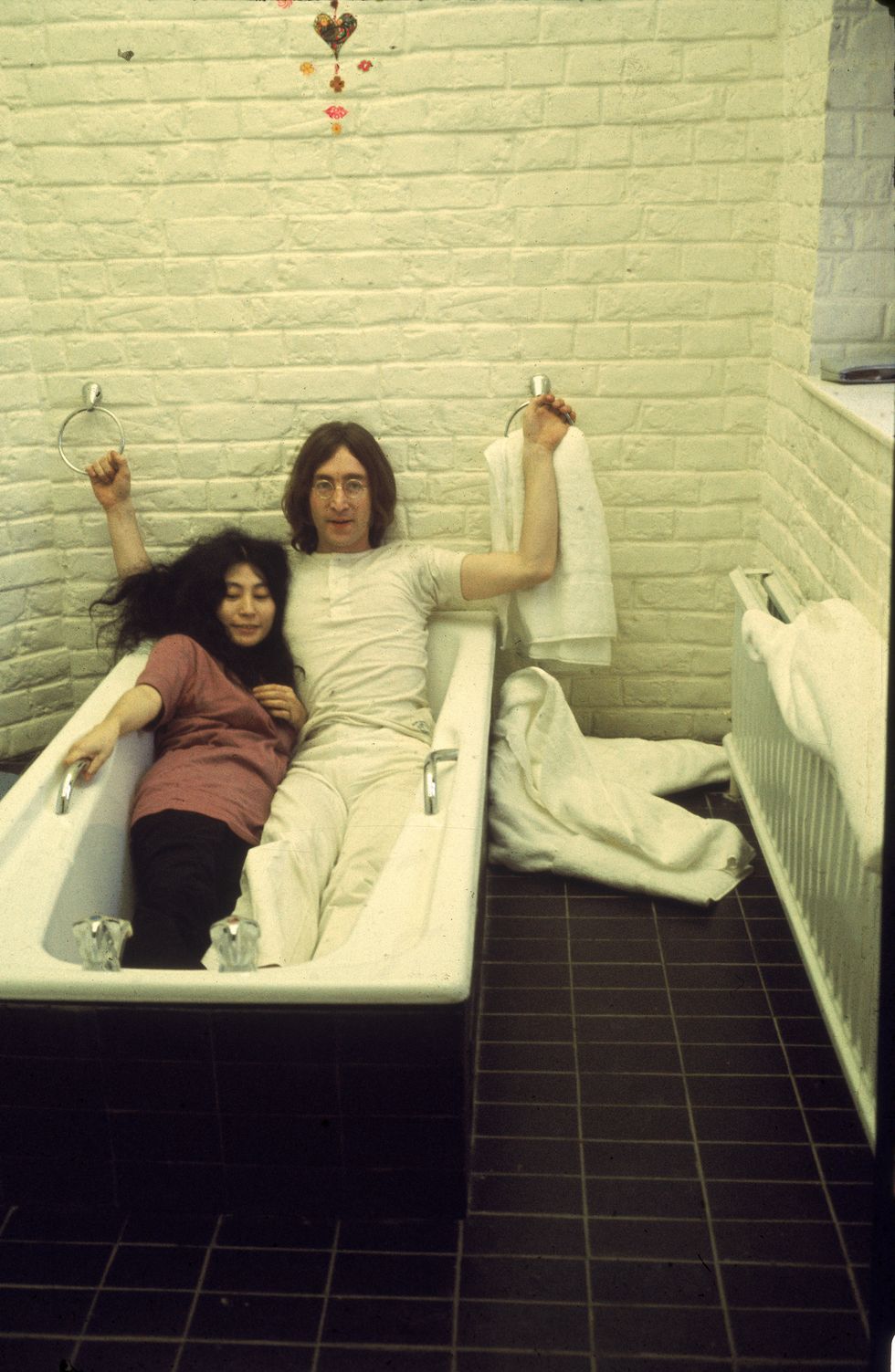 Yoko e John in una fotografia provocatoria ed evocativa al crocifisso. 1960