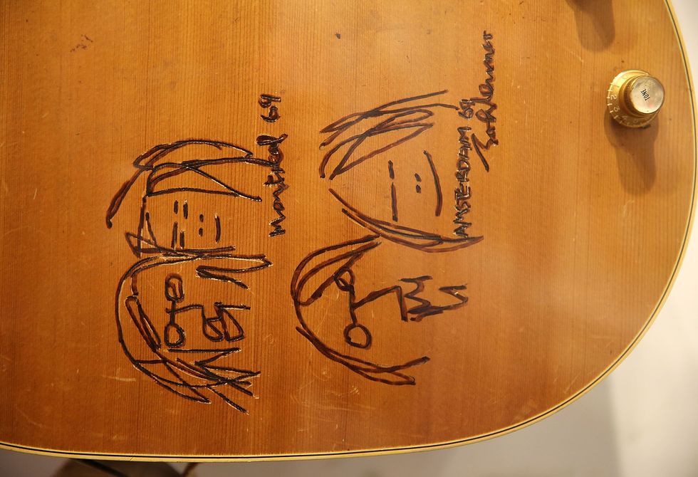 Un disegno fatto da Lennon sul retro della sua chitarra nel maggio 1969