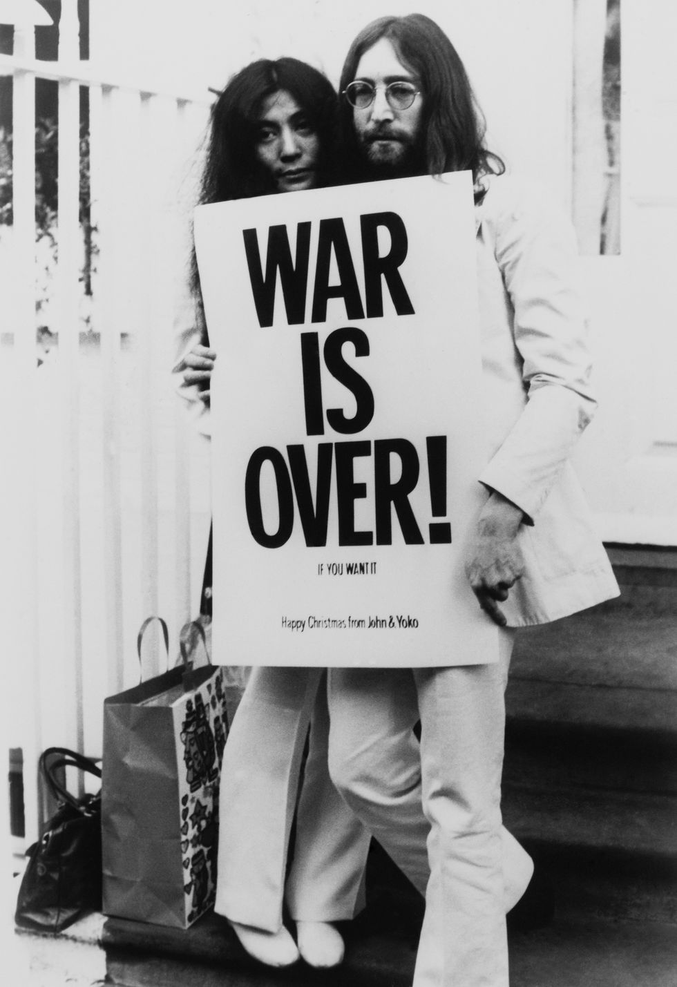 John Lennon e Yoko Ono a Londra tengono in mano il poster che hanno distribuito per le più grandi città del mondo. 