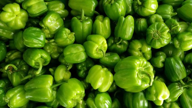 Natural foods, Pimiento, Bell pepper, Food, Green, Vegetable, Local food, Plant, Bell peppers and chili peppers, Green bell pepper, 