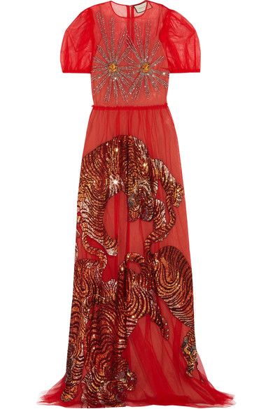 <p>L'abito lungo in tulle rosso ricamato con tigri e raggiere (Gucci) è talmente sfavillante e glamourous da essere un master piece ineguagliabile per stile e bellezza.</p>