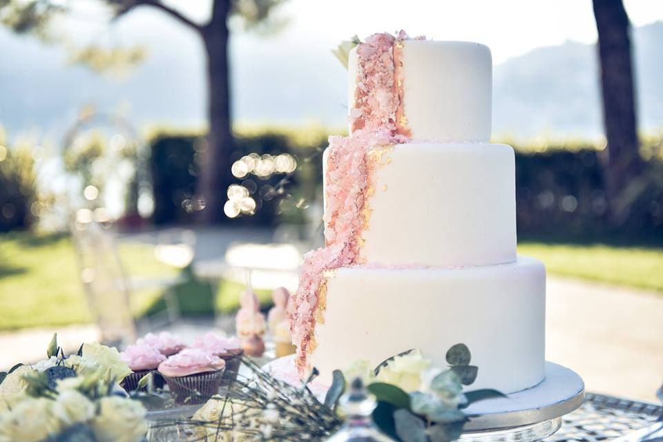 Wedding cake, Icing, Cake, Sugar cake, Buttercream, Food, Sugar paste, Cake decorating, Yellow, Dessert, 