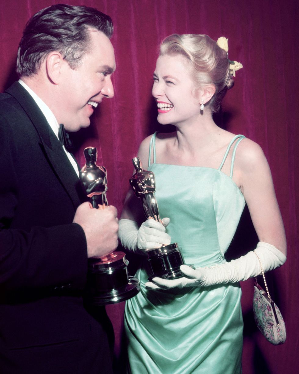 L'attore Edmond O'Brien (1915 - 1985) e Grace Kelly (1929 - 1982) all'Academy Awards a Los Angeles, 30 marzo1955