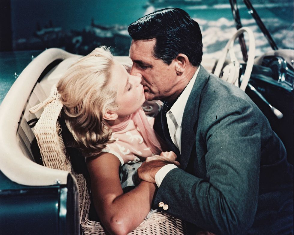 Grace Kelly e Cary Grant (19041986) si baciano nella pubblicità del film Caccia al Ladro (1955), del regista Afred Hitchock (1899 - 1980)