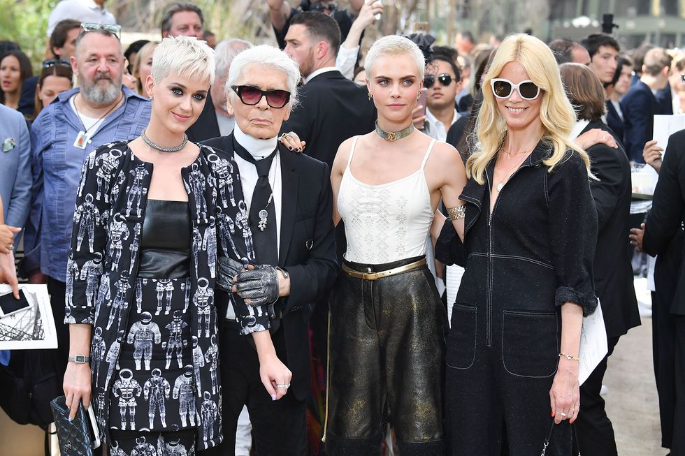 Katy Perry, Karl Lagerfeld, Cara Delevingne e Claudia Schiffer alla sfilata di Chanel Haute Couture autunno inverno 2017-2018