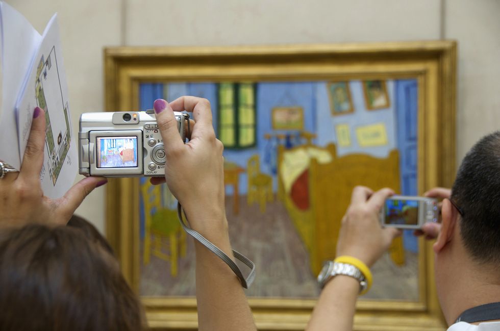 Museo d'Orsay: visitatori fotografano La camera di Vincent ad Arles di Van Gogh