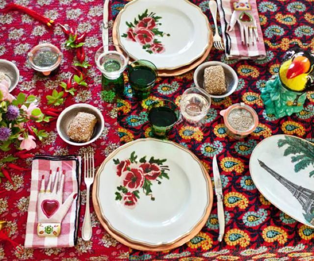 <p>Piatti, Funky Table con Bitossi, forchette d'argento di famiglia, manina segnaposto, Pink Pampas per Funky Table.&nbsp;</p>