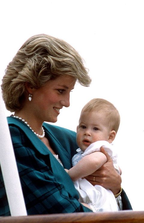 Lady Diana con il piccolo principe Harry nel 1985