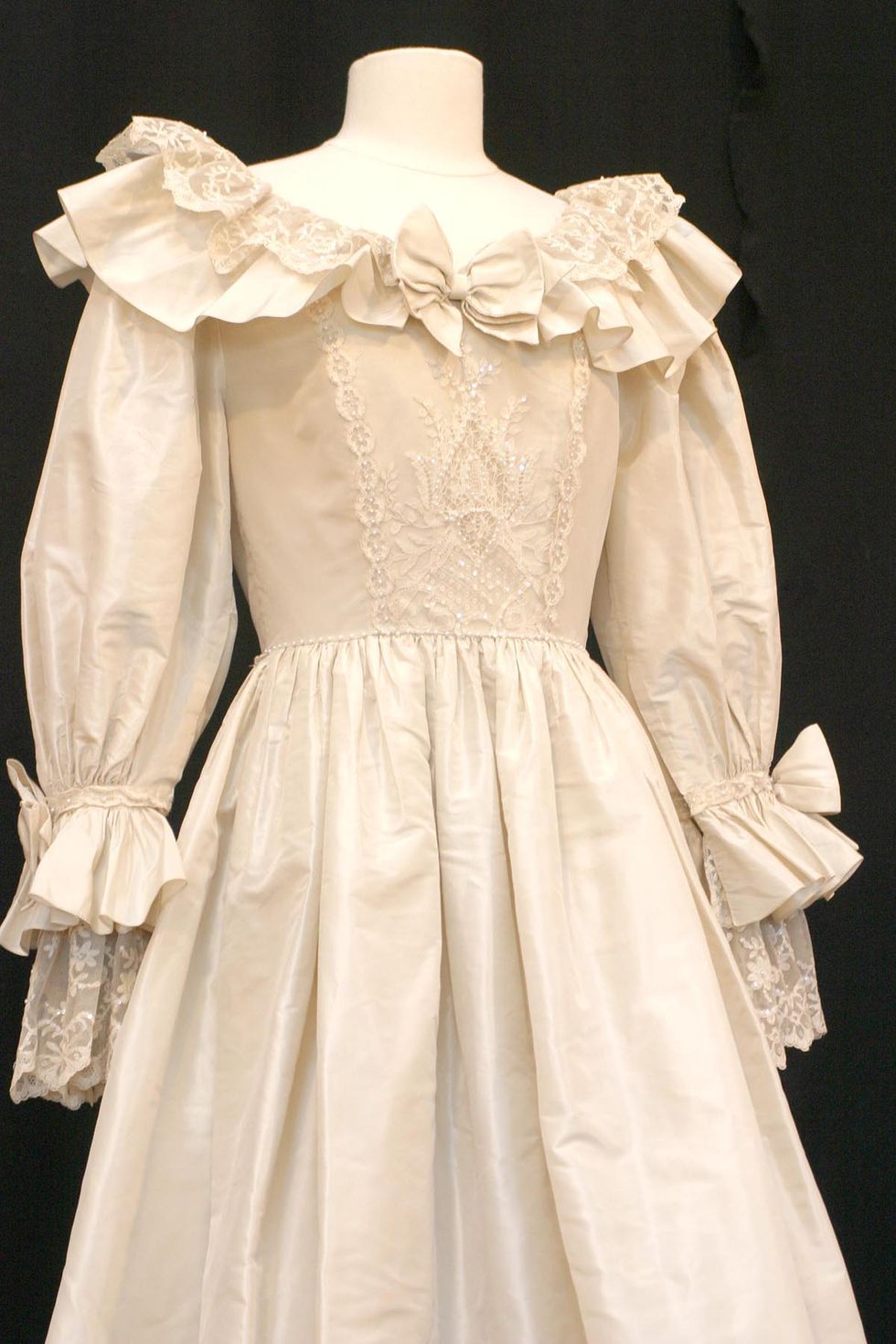 Clothing, Dress, White, Victorian fashion, Ruffle, Gown, Fashion, Day dress, Sleeve, Bridal party dress, 