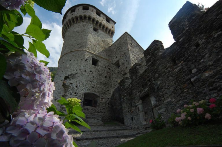 Castle, Building, Medieval architecture, Fortification, Ruins, Château, Historic site, Turret, Architecture, Plant, 
