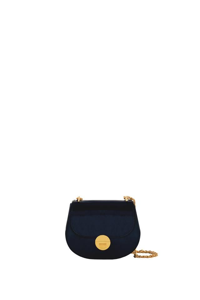 <p>&nbsp;Gold, di vitello specchiato, Coccinelle (248 euro). </p>