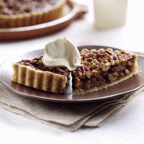 La crostata di noci è il dolce perfetto da gustare nelle giornate d'autunno, e la ricetta facile vi stupirà