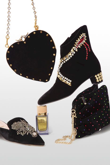 Black, Footwear, Fashion accessory, Shoe, Chain, Jewellery, Necklace, 