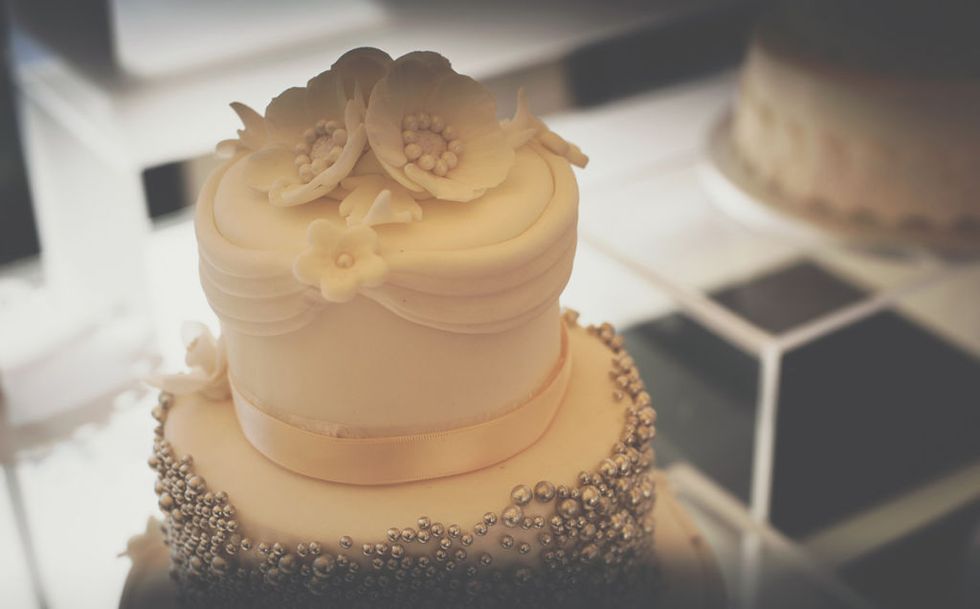 Cake, Buttercream, Icing, White, Sweetness, Sugar paste, Cake decorating, Food, Wedding cake, Dessert, 