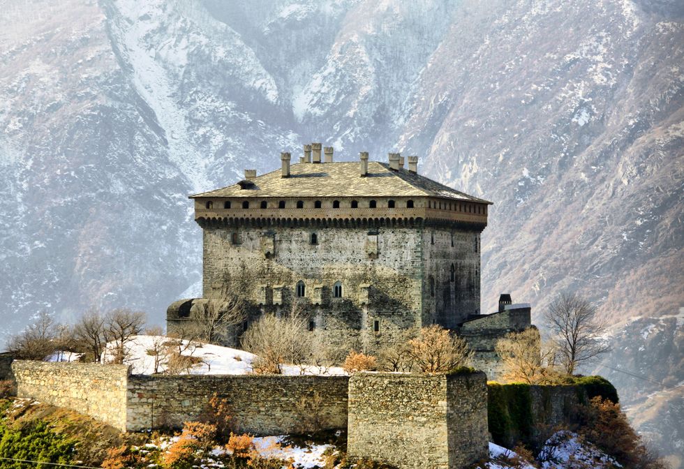 Landmark, Fortification, Mountain, Sky, Castle, Architecture, Wall, Building, Historic site, Alps, 