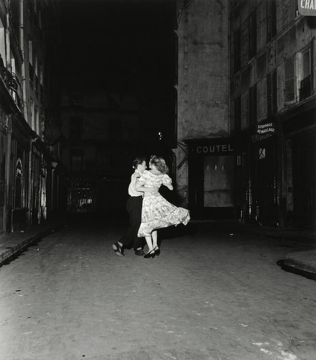 Robert Doisneau, La dernière valse du 14 juillet, Paris, 1949 © Robert Doisneau