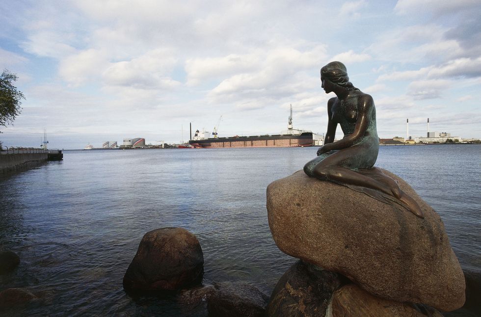 DENMARK - MAY 27: The statue of the Little Mermaid (Lille Havfrue), 1913, at the entrance to the harbour, by Edward Eriksen (1876-1959), Copenhagen, Denmark. (Photo by DeAgostini/Getty Images)