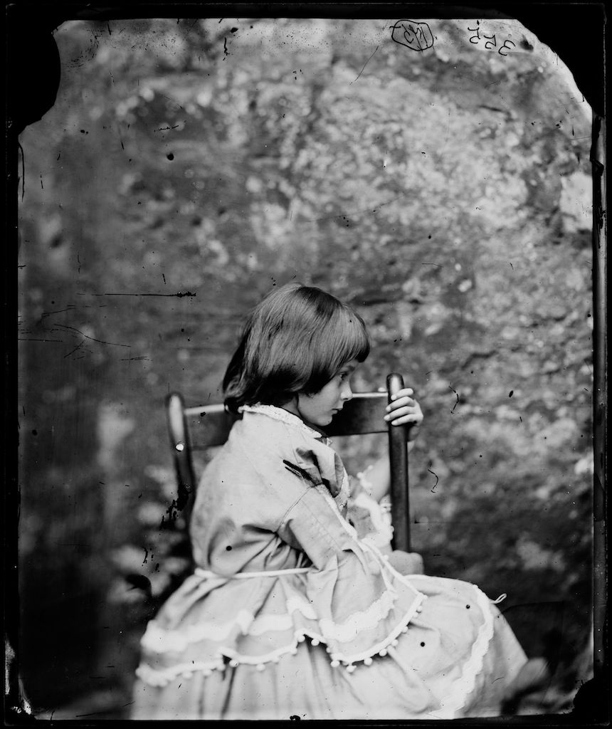 Alice Liddell fotografata da Lewis Carroll nel 1858, in mostra alla National Portrait Gallery di Londra con Victorian Giants The Birth of Art Photography