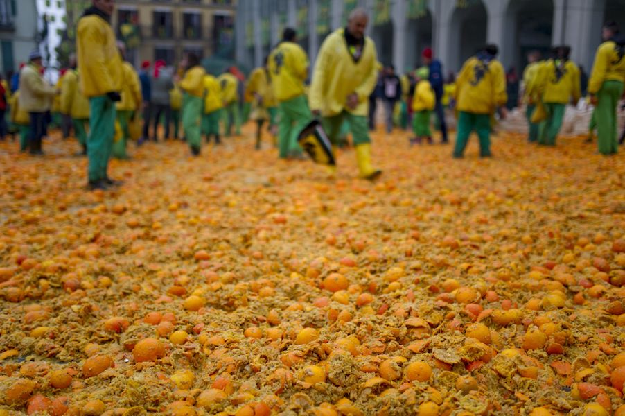 Al Carnevale di Ivrea va in scena la battaglia delle arance